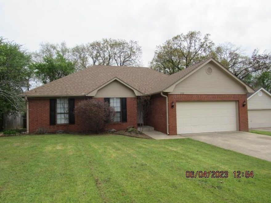 Open floor plan, laminate and tile floors throughout - No Carpet, open kitchen with all appliances including refrigerator, separate laundry area with washer & dryer for convenience only, deck, partially fenced yard, 2 car garage, Owner is a licensed AR real Estate broker. ***PLEASE NOTE WE DO NOT ADVERTISE ON CRAIGSLIST OR FACEBOOK. ANY LISTING OF OURS SEEN IS A SCAM!!!***