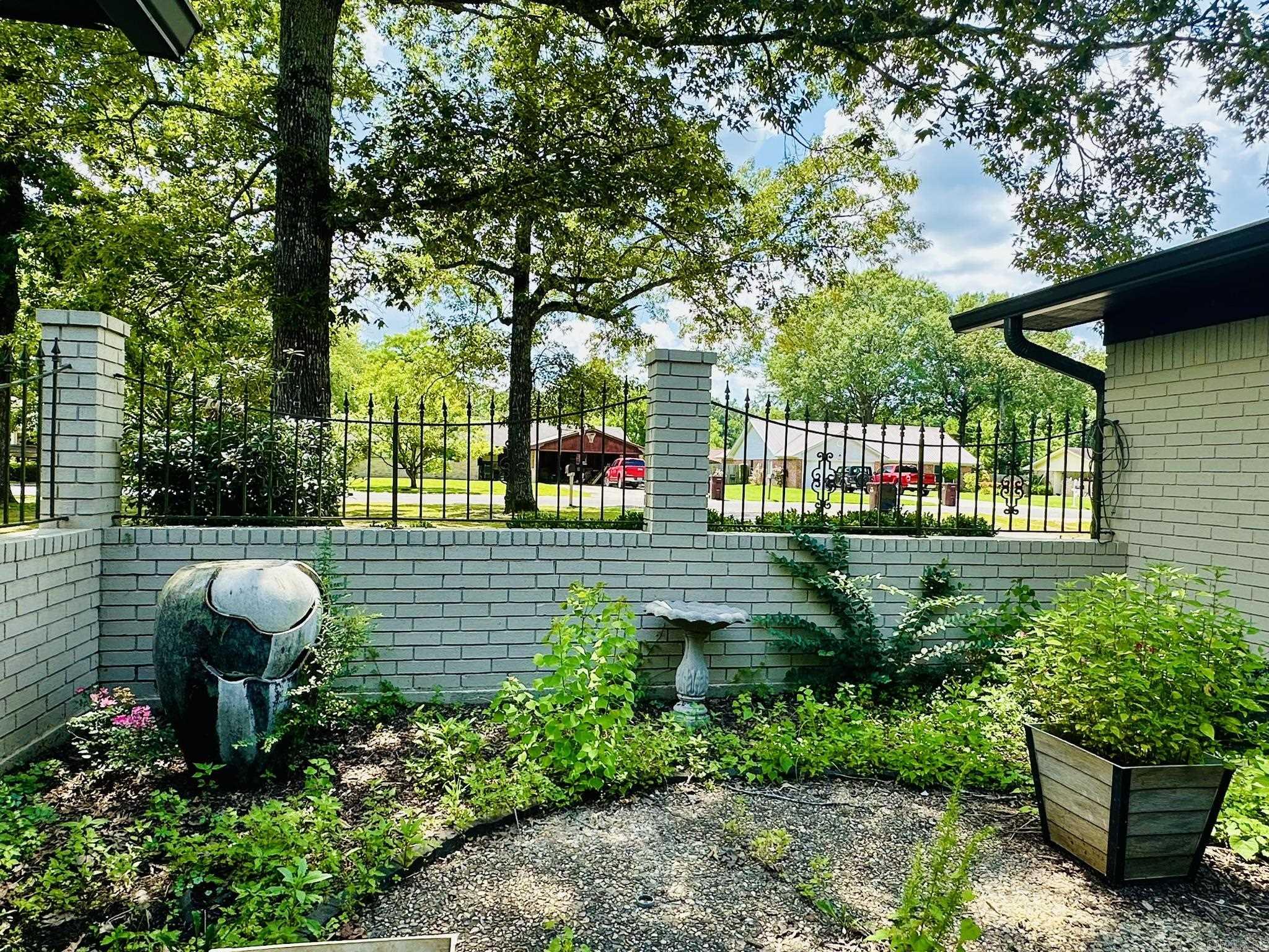 BEVERLY PLACE - Residential