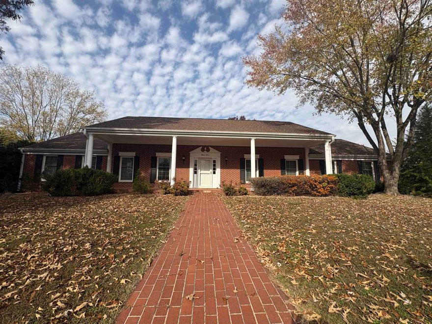 Large Brick Home located in Southern Meadows Subdivision in Mountain Home Arkansas.