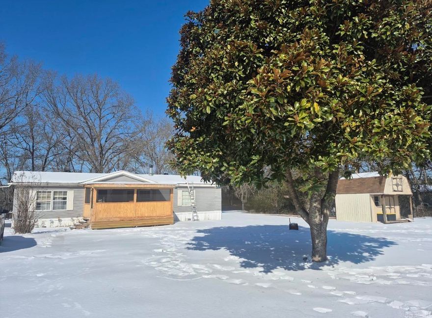 Great home in Van Buren county just outside the town of Shirley. This home is perfect for a small hobby farm. Home is move-in ready and has many updates including a new roof. Very close to the Litttle Red River, Greers Ferry Lake, hundreds of miles of ATV trails, golf courses, and much more! Come check this home out and start making memories in the Natural State!