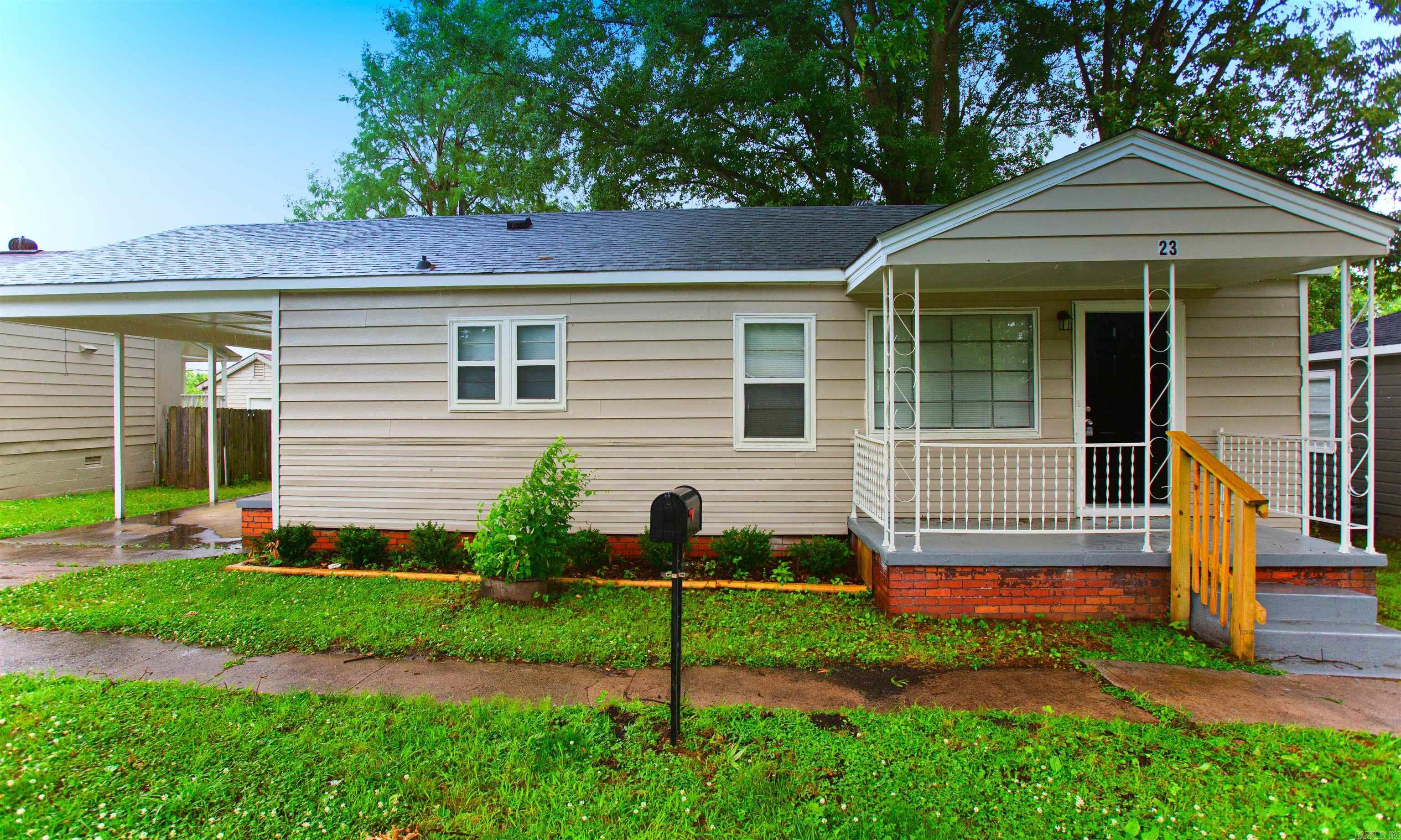 Cute 2BD in North Little Rock. Beautiful hardwood floors throughout. This property is managed by Hoffman Team so beware of scammers - we will never ask you to Cashapp us money. The lease for this property is for 18 months to 2 years with a 3% increase after the first year. Income must be 3x the amount of rent per month unless you have a housing voucher. Deposit, first monthās rent, and the $50 administration fee due before move in.