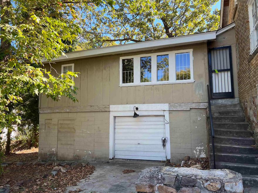 1 Bed/1 Bath Studio apartment. Garage with parking. Unit is behind house.