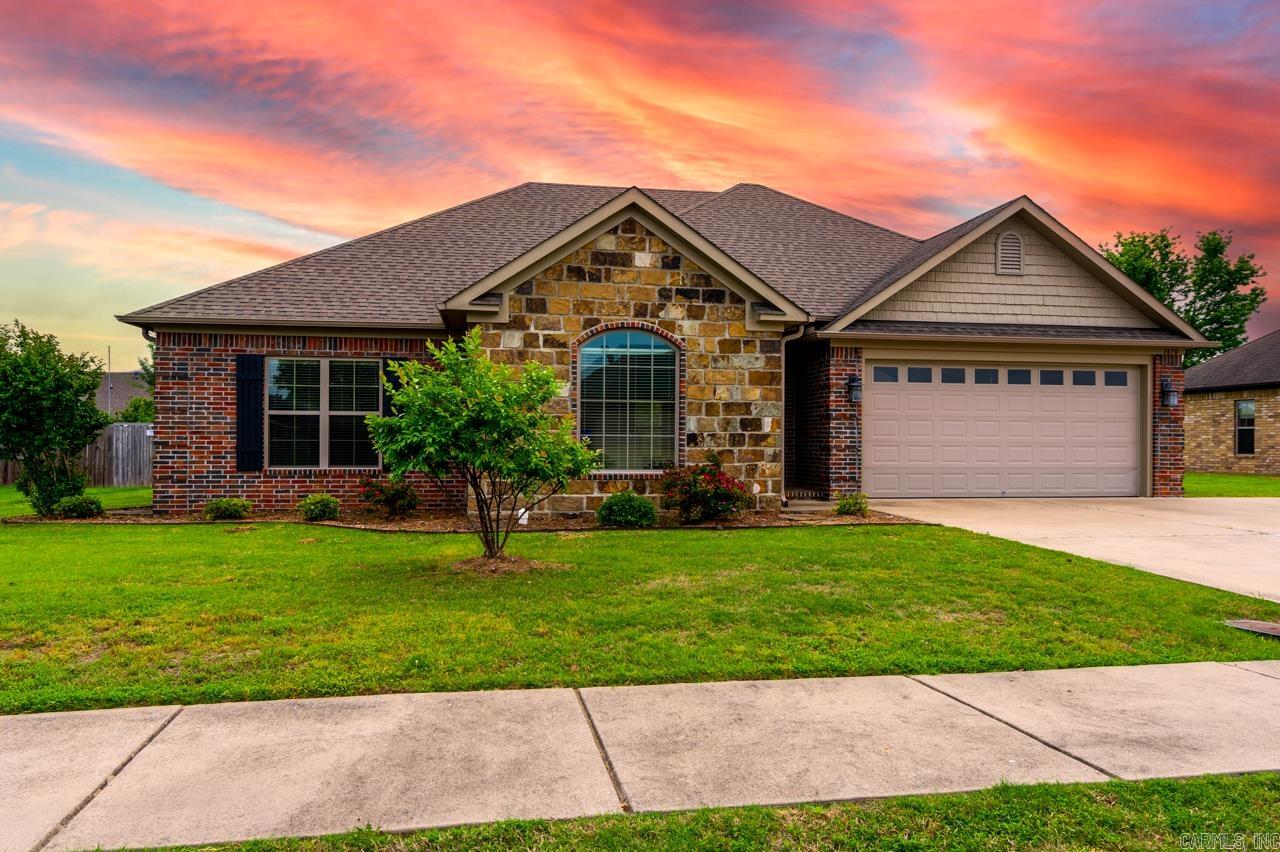 BEAUTIFUL 3 BEDROOM 2 BATH HOME IN SALEM WOODS SUBDIVISION. LARGE KITCHEN WITH GRANITE COUNTER TOPS AND CUSTOM CABINETS. STAINLESS APPLIANCES. LARGE BEDROOMS WITH LOTS OF CLOSET SPACE. PRIMARY BEDROOM IS SEPERATED FROM GUEST ROOMS. WOOD BLINDS THROUGHOUT.