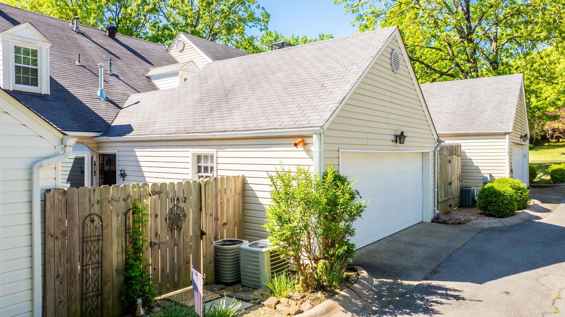 KINGSBRIDGE TWNHSE - Residential