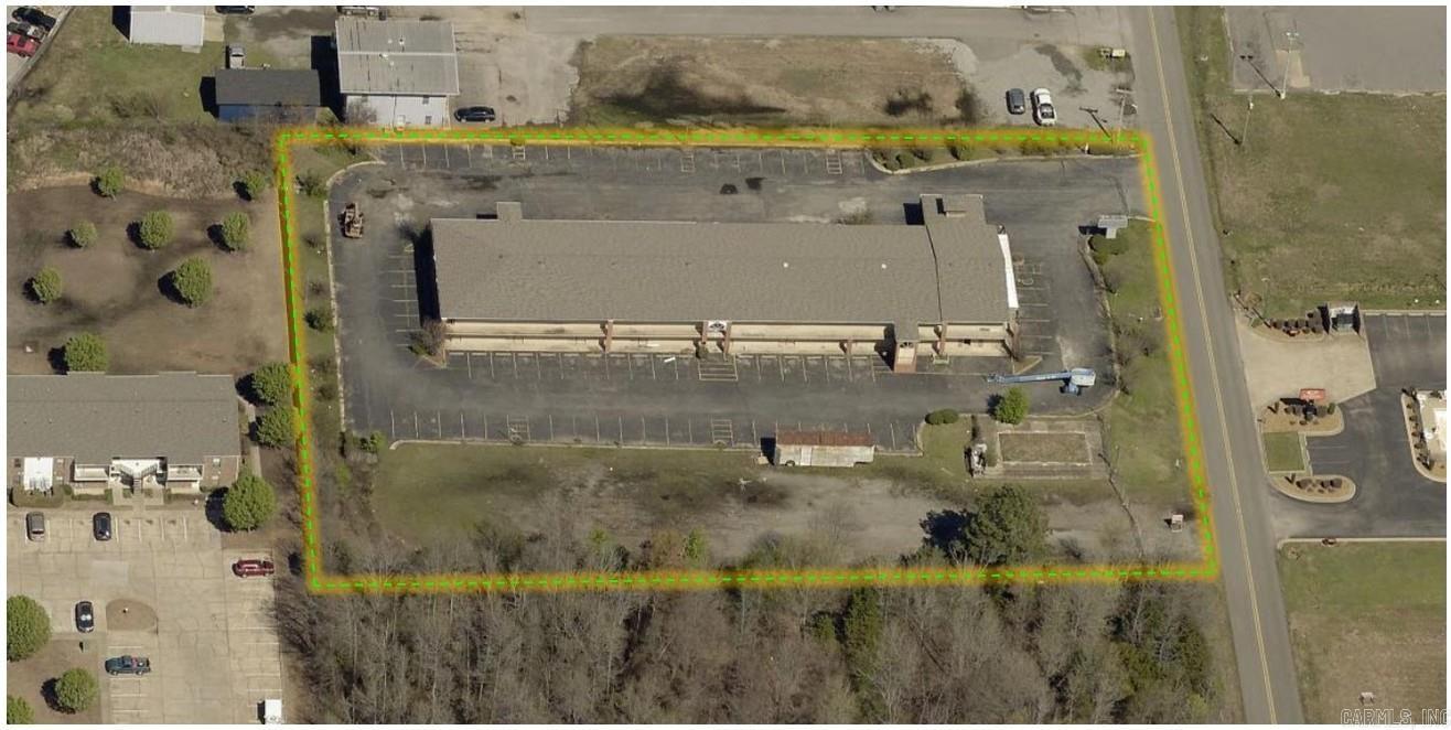Located in a opportunity zone this Vacant Motel Shell with 64 units are ready to be reimagined. Located near Interstate 57, white county biggest employer (Unity Health) and all major shopping this location is ready to be revamped. Motivated sellers are ready to move this property. Break Down:16 rooms had 1 king bed 44 had 2 doubled The 4 top bays over office were living quarters Center bay staircase