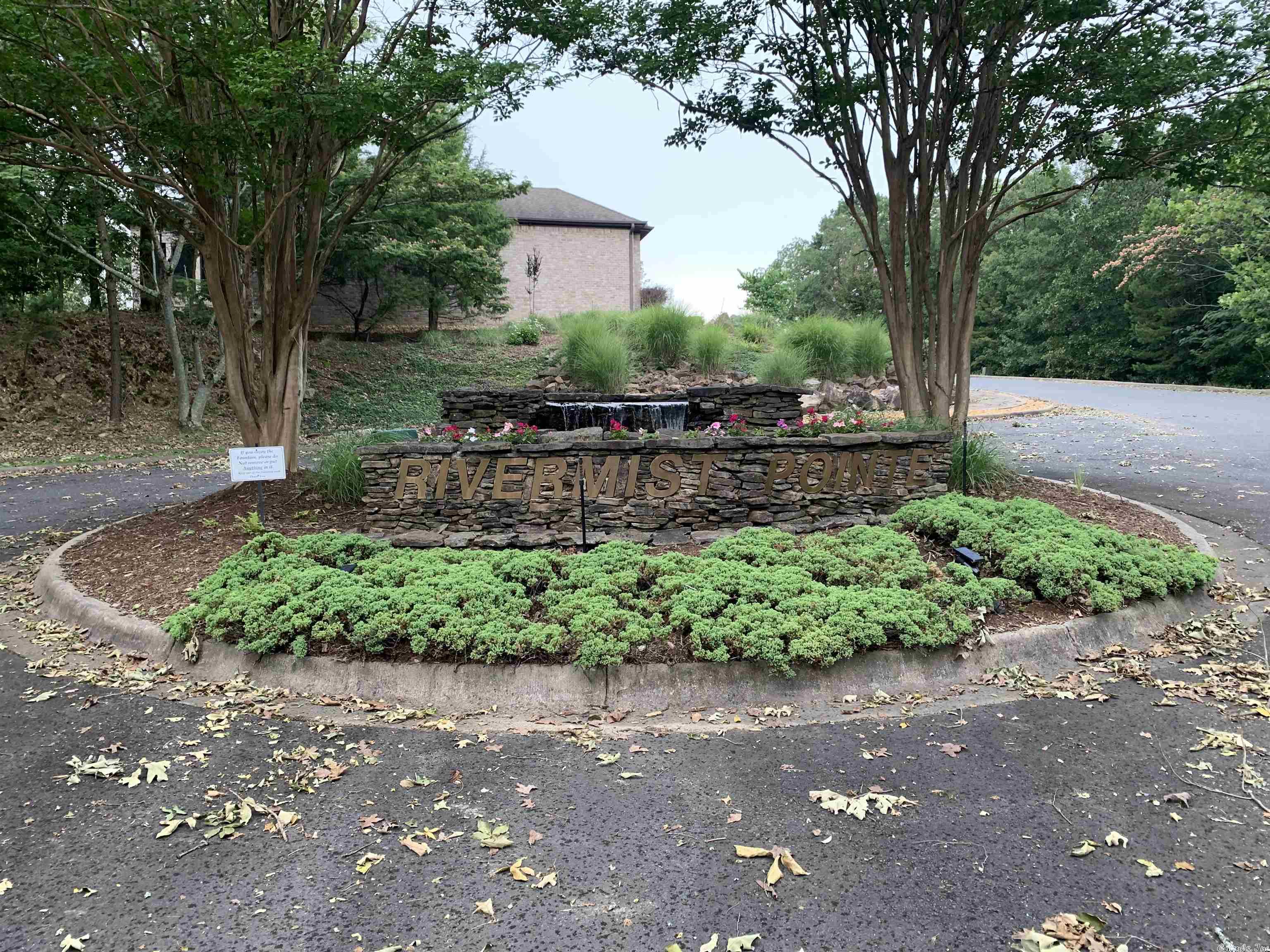 It's not an address.... It's an expression of who you are! Never have to worry about flooding when you are on top of the ridge. Easy Living in a natural environment. Minutes away from Maumelle, WLR and NLR. Recreational opportunities are close at hand. Golf, walking, biking and the Arkansas River.