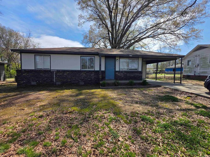 Newly remodeled 3BD/1.5BA in Little Rock that is waiting for you to call home. Spacious living room with plenty of natural light. Eat-in-kitchen perfect for enjoying meals with family. Sleek granite countertops. Luxury vinyl flooring throughout. Half bath in master bedroom. Nice size yard for enjoying time outdoors. This property is managed by Hoffman Team so beware of scammers - we will never ask you to Cashapp us money. The lease for this property is for 18 months to 2 years with a 3% increase after the first year. Income must be 3x the amount of rent per month unless you have a housing voucher. Deposit, first month’s rent, and the $50 administration fee due before move in. Visit our office today or our website to schedule a showing. <a href="https://showmojo.com/l/1050c69005">Schedule a Showing Online</a>