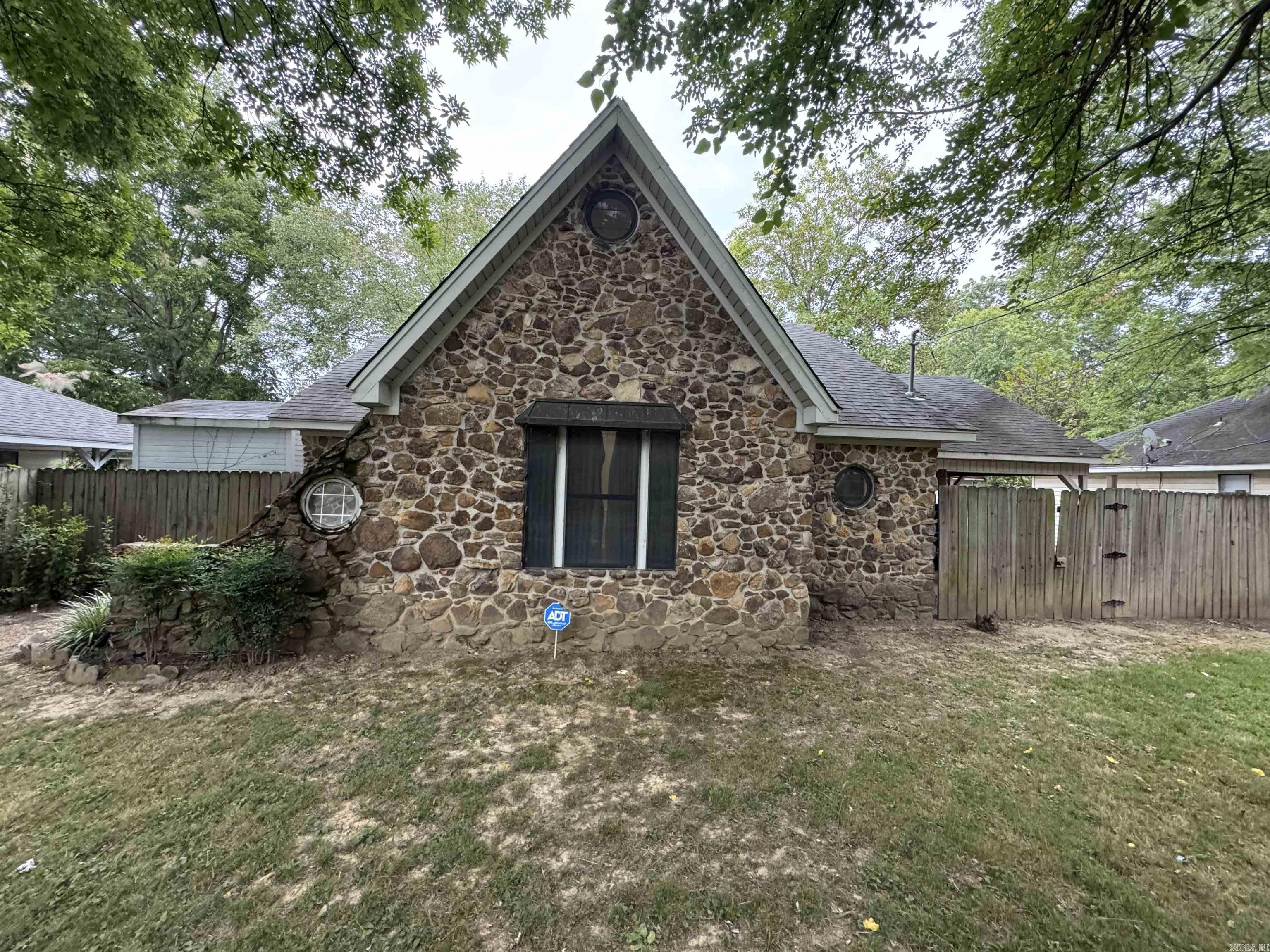 Welcome to the market this cozy two bedroom, one bathroom, 912 sqft home located just minutes from downtown Jonesboro. This home comes with an open floor plan, vaulted ceilings, and has been well-maintained. Would be the perfect home for an investor looking to add a turnkey rental to their portfolio or someone looking to downsize into something that requires little to no upkeep. Schedule a private showing today!