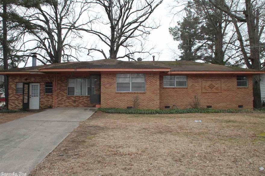 No Disclosure - To Be Sold "AS IS" - This property is now under auction terms.  Pre-sale offers should be submitted through http://pro.williamsauction.com/ This property is subject to a 5% buyer's premium pursuant to the Auction Terms & Conditions (minimums may apply).  Please contact the auction company for commission and details, as commissions may change between the pre-sale and auction periods. All offers are subject to seller approval.