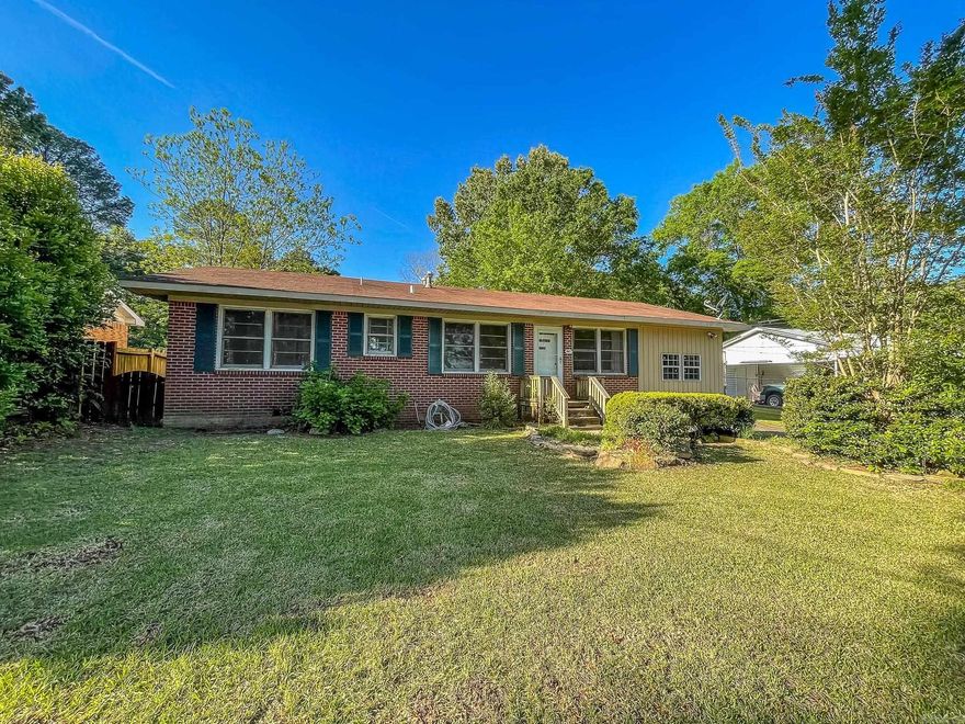 Well maintained home on the Murmil subdivision. All appliances remain, including washer and dryer.