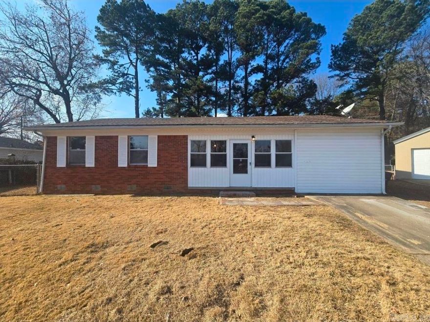 Cozy updated 3 Bedroom, 2 bathroom home. Perfect for a Family or Roommates