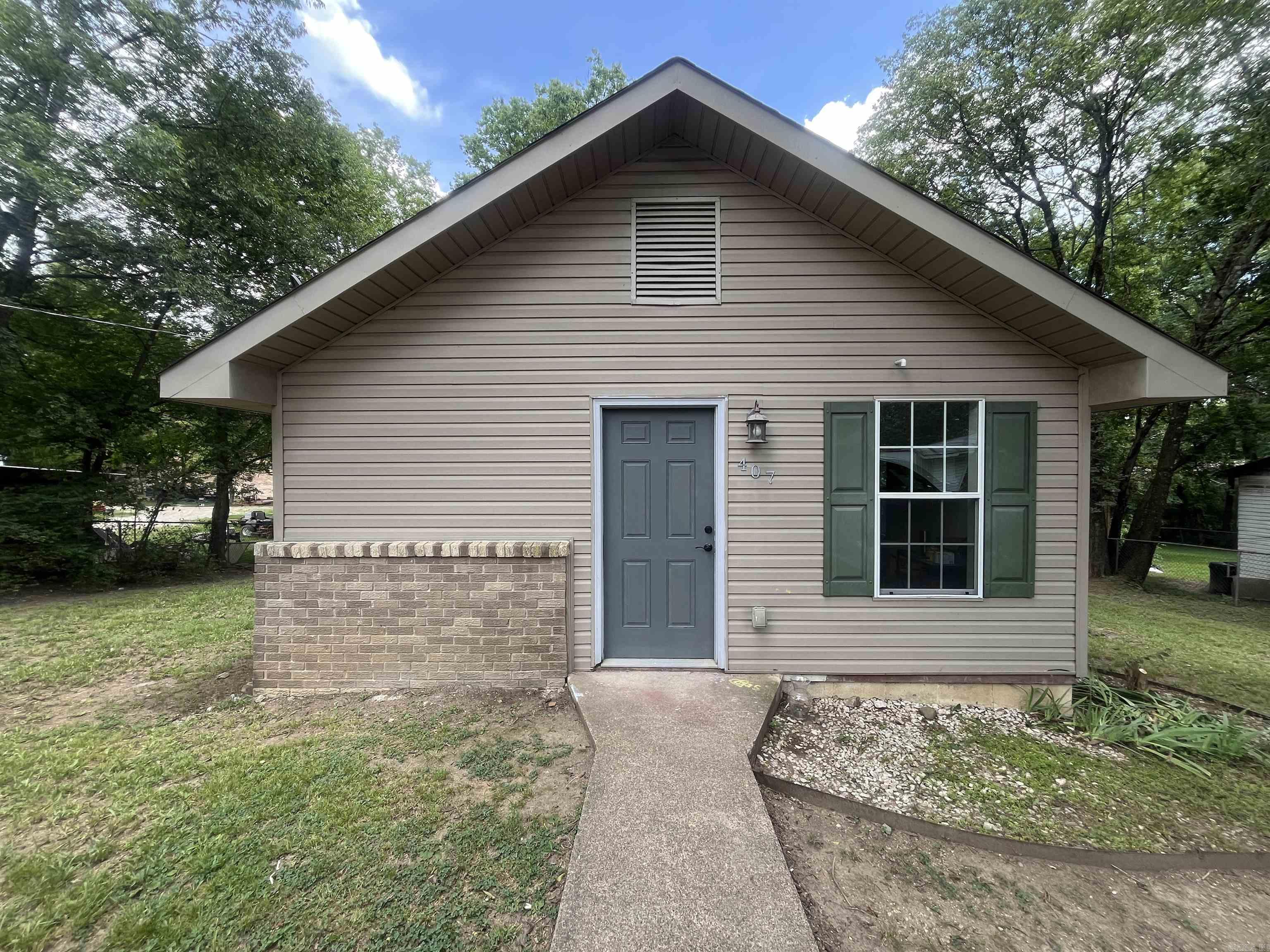 Move in ready 2 bedroom 1 bath! Beautiful granite kitchen countertops and new flooring. Great location just off of Malvern Ave. Would be a great rental to add to your portfolio or perfect for a first time homebuyer!