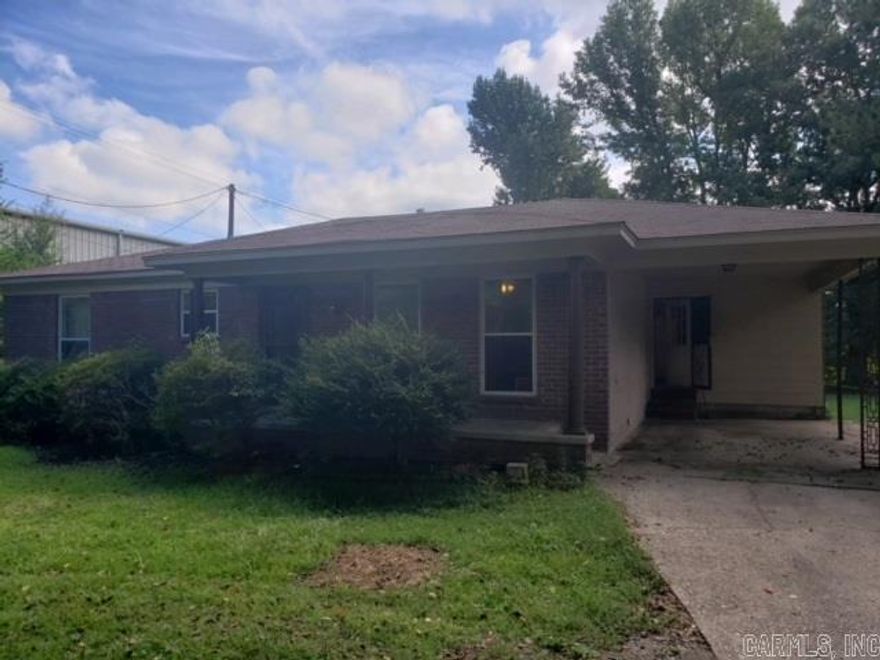 Beautiful 3 Bedroom 2 Bath Home  Hardwood floors  Close to Shopping