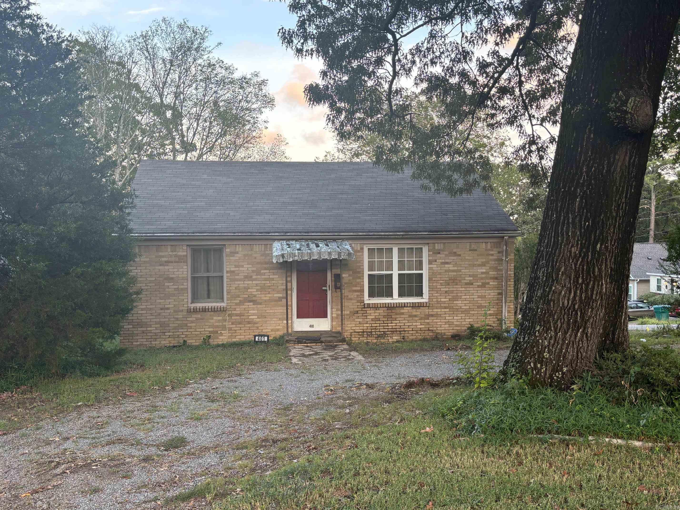 Whether you're looking for a Hillcrest/Midtown area home to renovate and call your own or you're an investor looking for your next great opportunity, this one is for you. 2 bedrooms, 1 bath, a great corner lot, original hardwood floors, and an outdoor storage building. Known updates include tankless water heater in '20, hvac in '14, roof on house in '19, and roof to shed in '23. Across the street from a string of high end homes along C Street, caddy corner from new construction and other nice properties, a block walk to Midtowne Little Rock Shopping Center and all of its restaurants and shops as well as walking distance to lots of other Midtown commerce, and a mere minutes from UAMS and all of the Hillcrest commerce. Also zoned for Pulaski Heights Elementary and Middle Schools as well as Central High School. The potential and location here are not to be missed!!! Property being sold as-is. No seller property disclosure available. Agents please see additional remarks.