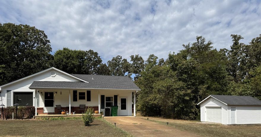 3 Bed/1.5 Bath Home in Horseshoe Bend.