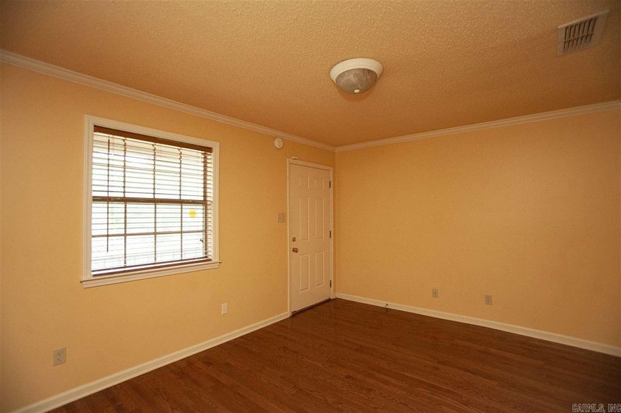 Move in ready 1bd/1ba apartment in Little Rock ! This apartment is located close to everything ,shopping and dining . Nice flooring , nice little kitchen . This property won't last long !  Give us a call 501-232-8964