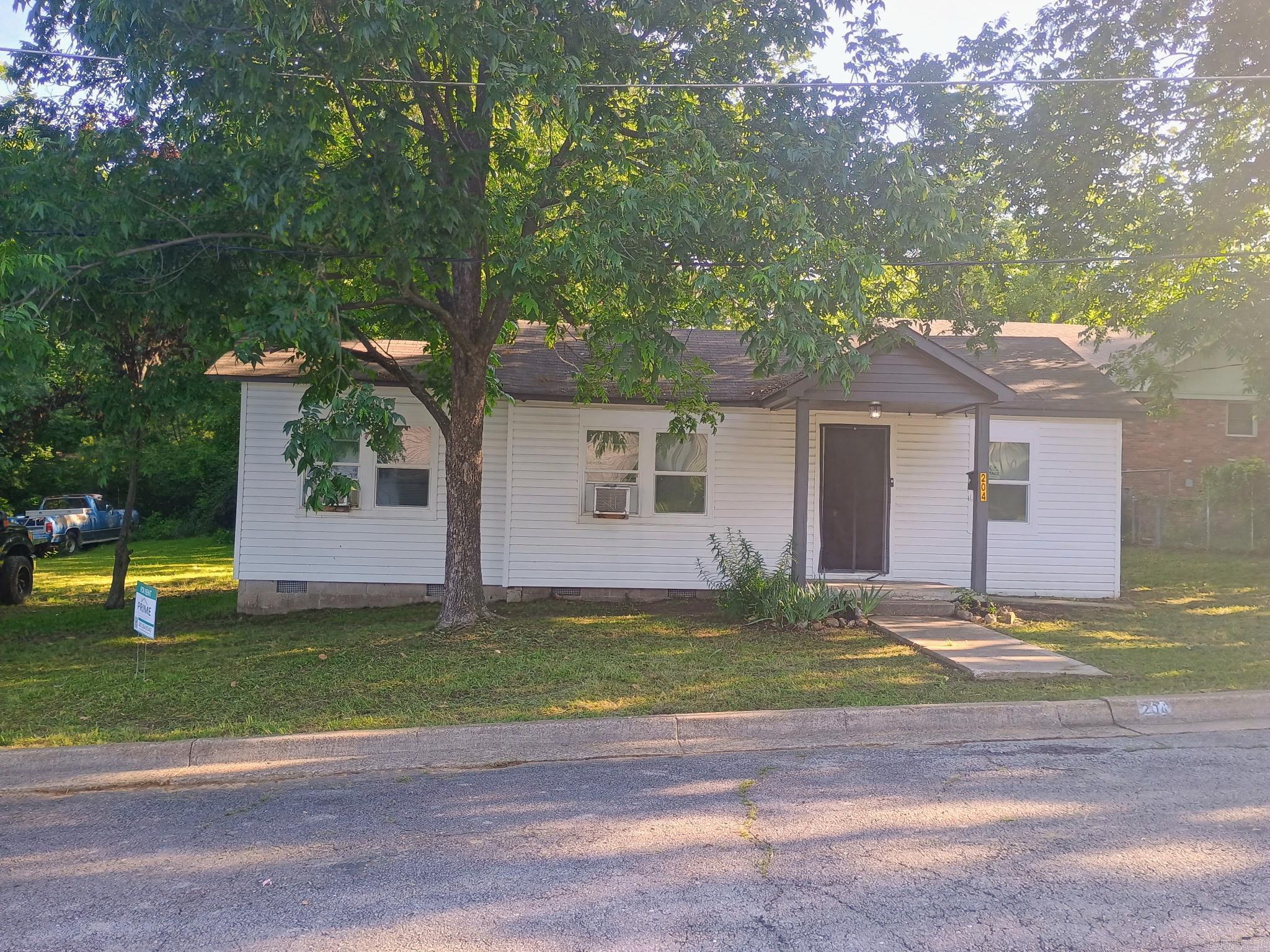 Introducing a charming 2 bedroom, 1 bathroom house located in the picturesque city of Hot Springs, AR. This cozy home features no carpeting throughout, making cleaning a breeze. The kitchen comes equipped with a refrigerator. With a convenient location in Hot Springs, you'll have easy access to all the amenities the city has to offer. Don't miss out on the opportunity to make this lovely house your new home. Contact us today for more information.