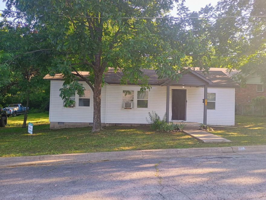 Introducing a charming 2 bedroom, 1 bathroom house located in the picturesque city of Hot Springs, AR. This cozy home features no carpeting throughout, making cleaning a breeze. The kitchen comes equipped with a refrigerator. With a convenient location in Hot Springs, you'll have easy access to all the amenities the city has to offer. Don't miss out on the opportunity to make this lovely house your new home. Contact us today for more information.