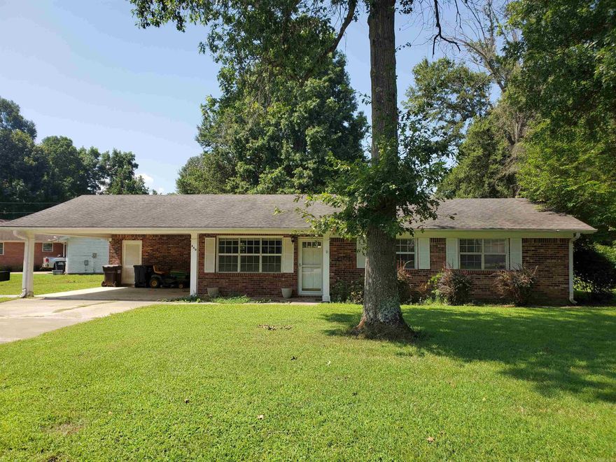 980 Homecrest Dr. in Piggott, Arkansas is a 3BR, 2BA, 1271SF home sitting on a 0.38 parcel nestled in beautiful Ballard Heights, right next to the Sugar Creek Country Club! This cozy home has been completely renovated from top to bottom! All the kitchen appliances with this move in ready home! The large fenced in backyard is perfect for the kids to run and play! This home is picture perfect for your young family!