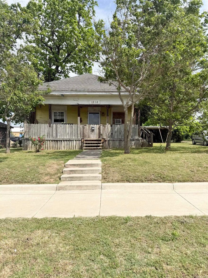 This 2 bedroom/1 bath house is located just minutes from Arkansas State University! Sitting on 0.17 acres this property has endless opportunities for investors, flippers, or DIY-ers! Schedule a showing today!