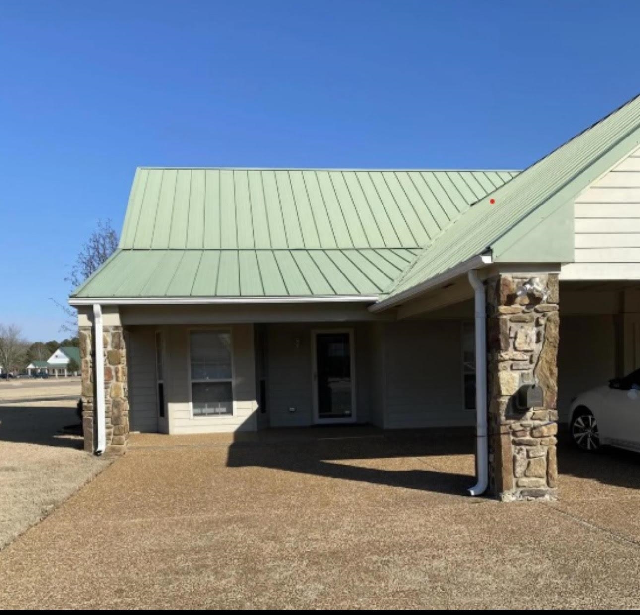 Nice 2 BDRM , 2 BA, 1300' SQ FT living area. Great location for shipping, Hospital, and eating Establishments.