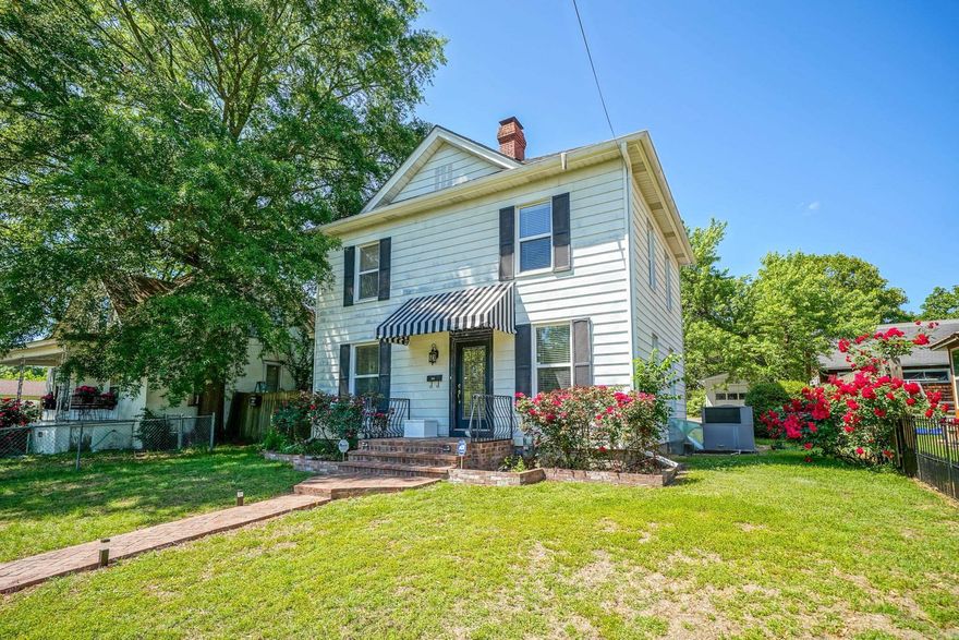 Furnished rental available for the fall market.  30 days - 6-month lease available. 0.3 mi to Oaklawn Racetrack and near downtown Hot Springs.  Owner / Agent