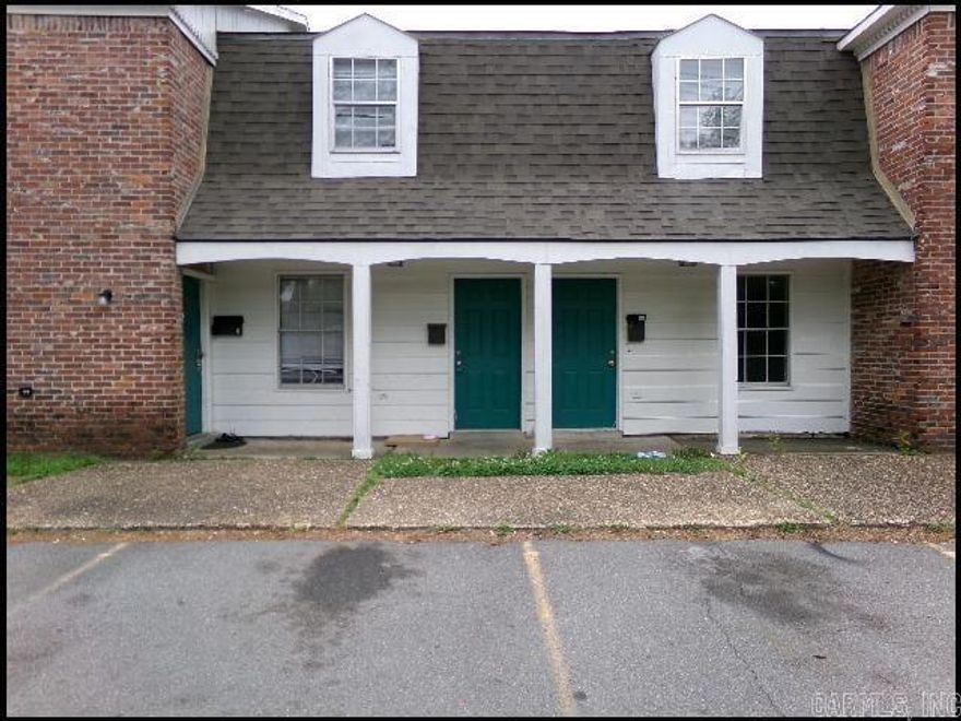 *BRISTOL MANOR TOWNHOMES* COZY TOWNHOME IN SANTA FE PARK SUBDIVISION!! This 2 Bedroom And 1.5 Bath Unit Features Over 900 Sqft! Refrigerator, Stove, And Dishwasher In Kitchen! Luxury Plank Vinyl And Carpet Throughout! Fenced Back Patio! Lot With 1 Assigned Space For Parking! PET FRIENDLY!! AVAILABLE NOW!!!