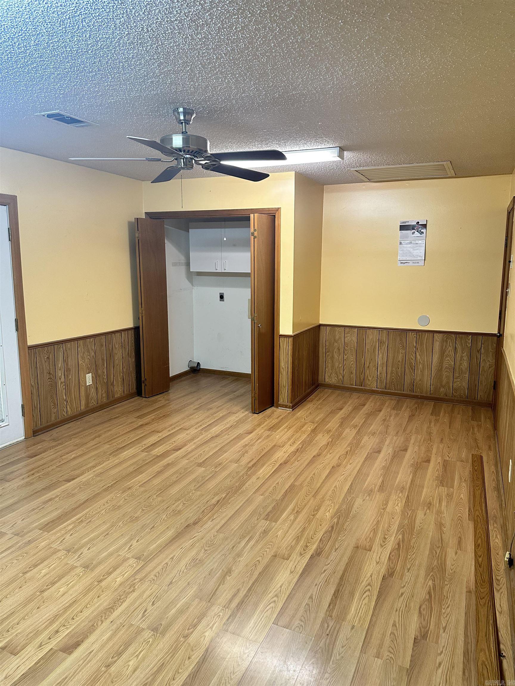 WOODLAND HILLS - Residential