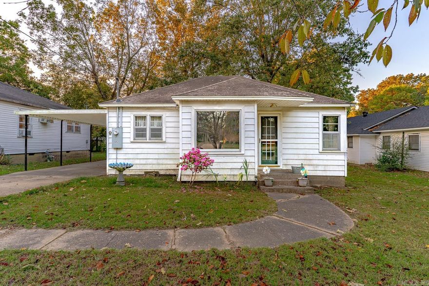 Welcome to the Market!  Looking for a cozy home or investment property? This charming 1-bedroom,1-bath offers 728 sq ft of living space on a 0.29-acre lot. Perfect for those who love small-town living or want to add to their rental portfolio. This home is being sold "AS IS" so bring your ideas and make it your own.