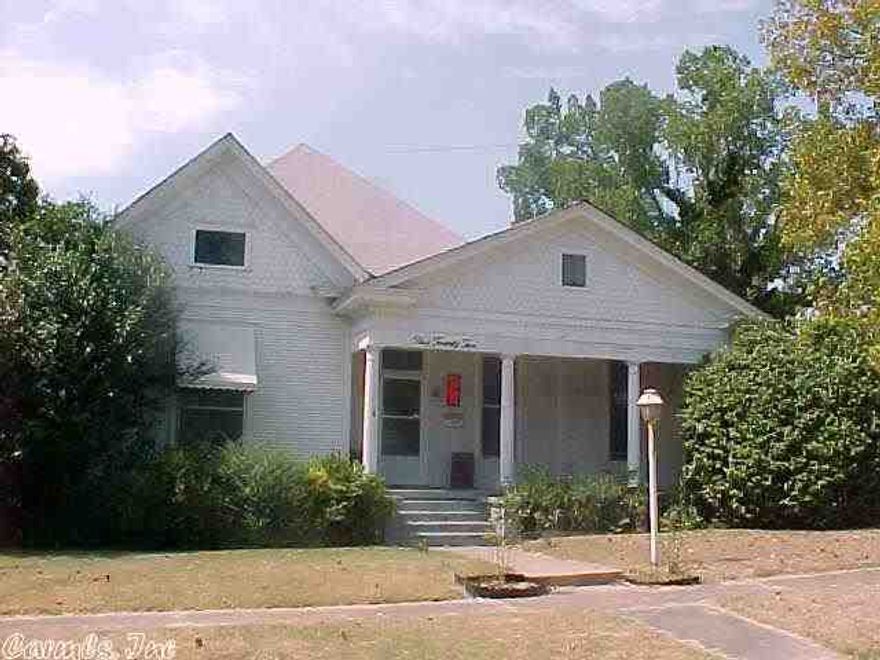 Ideal Commercial location.  Near Traffic light on Military and East and near Downtown.  Frontage on Military and East Narroway at Main street.