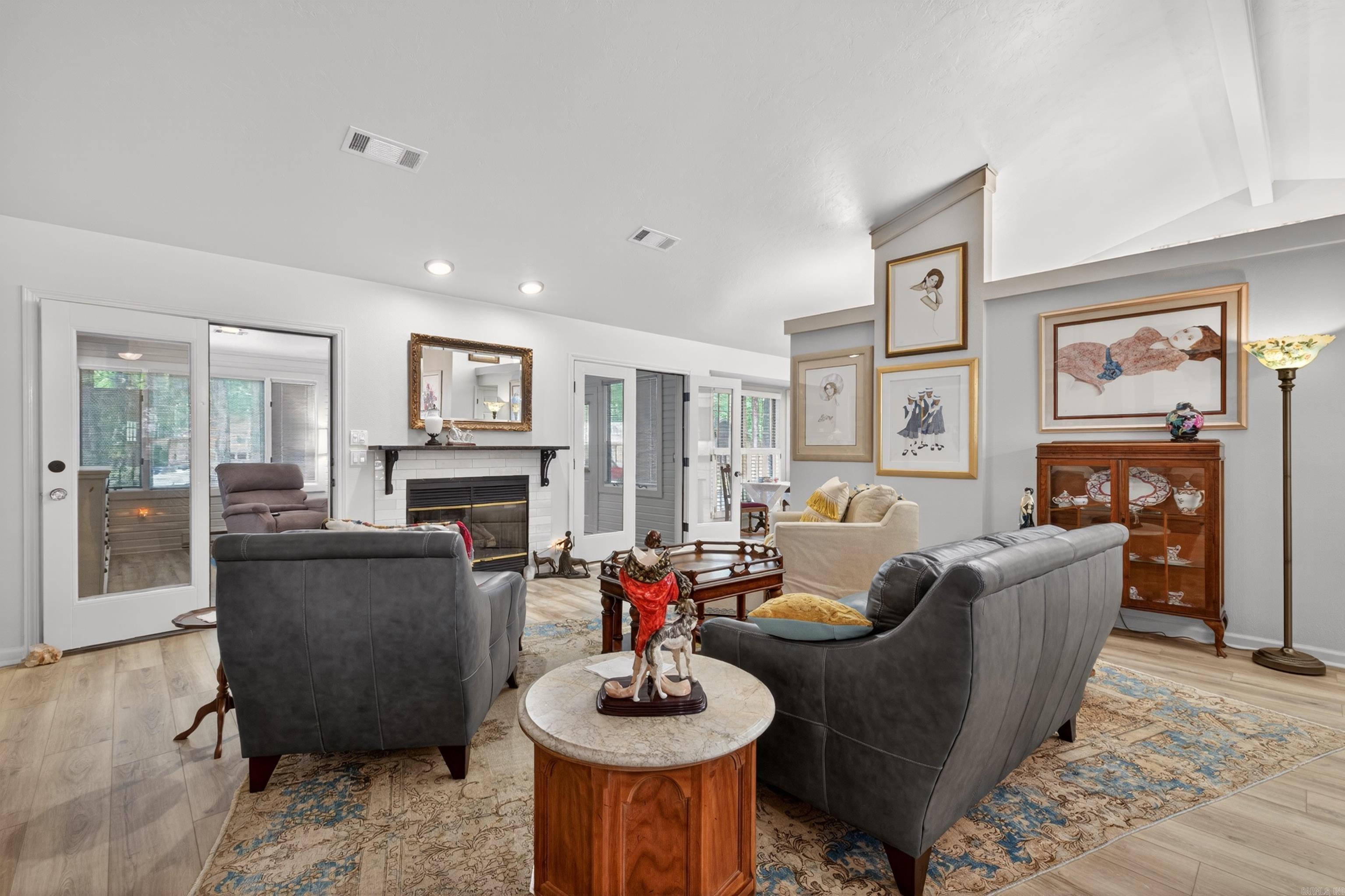 VILLA ALEGRE COURTS - Residential