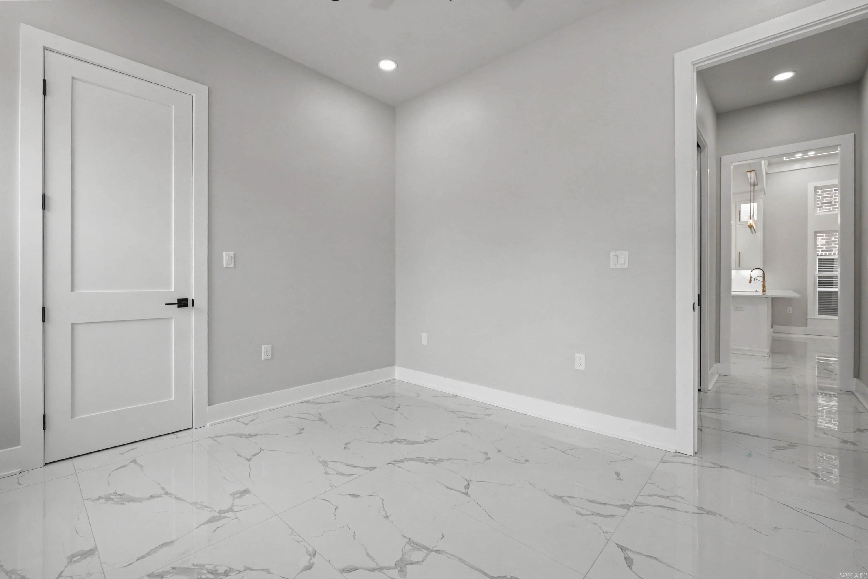 OAK GLEN SUB  - LITTLE ROCK - Residential Lease