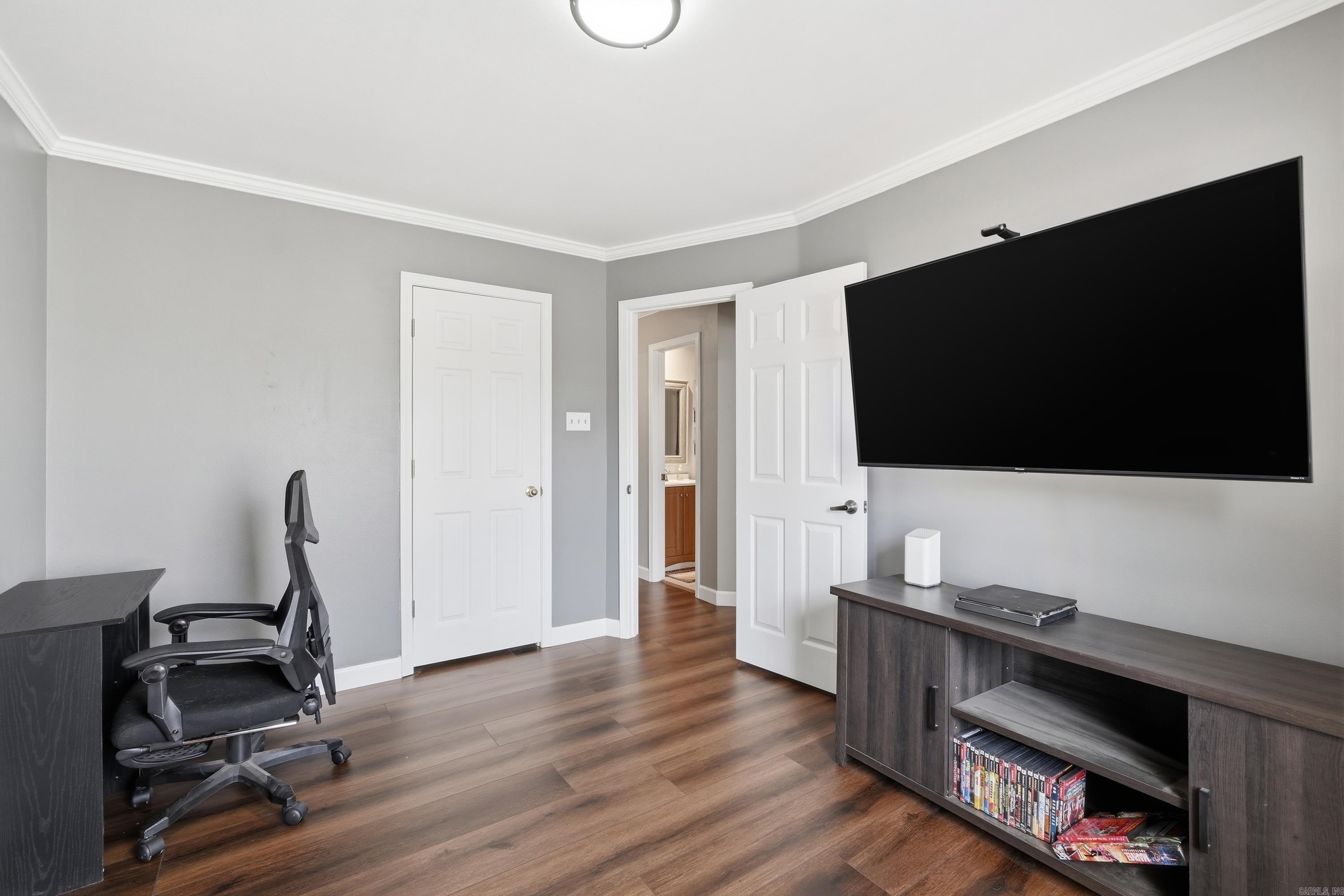 TOWERING OAKS - Residential