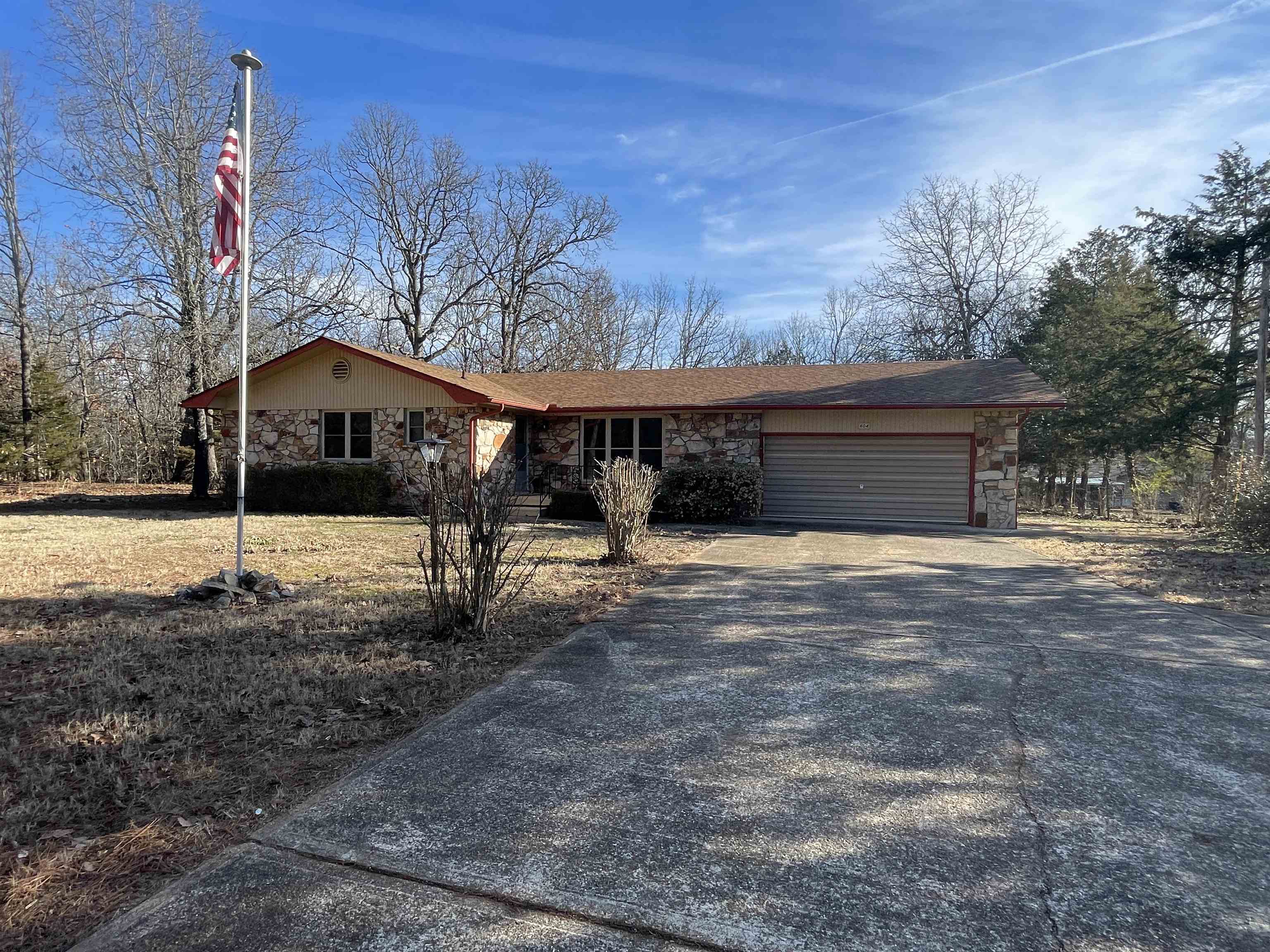 Freshly Remodeled Home on Main Road in Horseshoe Bend! This move-in-ready home has been beautifully updated throughout with new paint, appliances, flooring, backsplashes, and bathroom vanities. Energy-efficient vinyl windows add to the comfort. Enjoy mornings on the screened-in back porch overlooking a spacious, level backyard, complete with an Eagle Barn storage building. The 2-car garage offers extra storage space, and the covered porch adds charm and convenience. Perfectly located close to all amenities, this property is ideal for anyone looking for a home thatās truly ready for new owners. Donāt miss this opportunityācall today for more information!