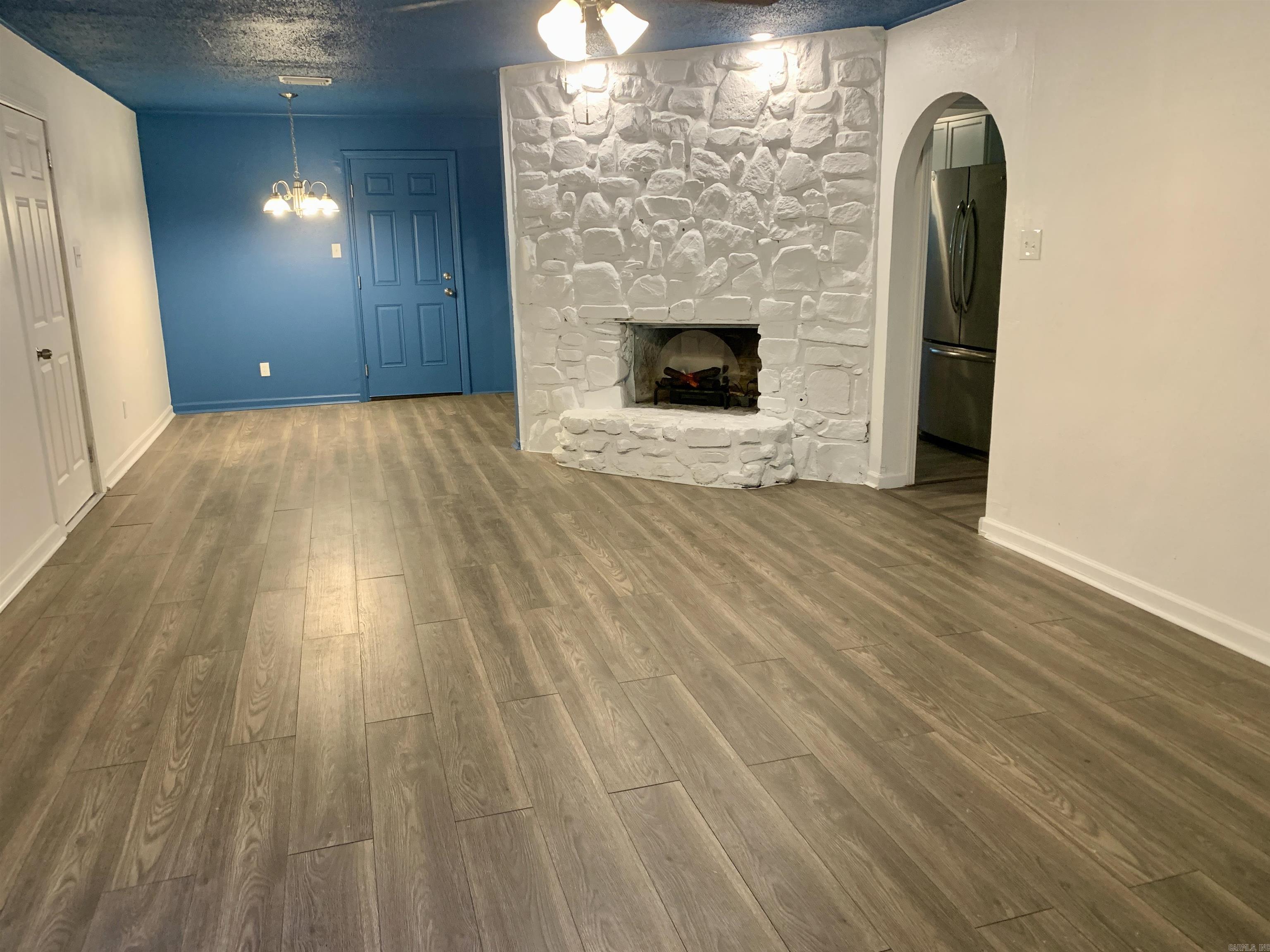 TWIN LAKES - Residential