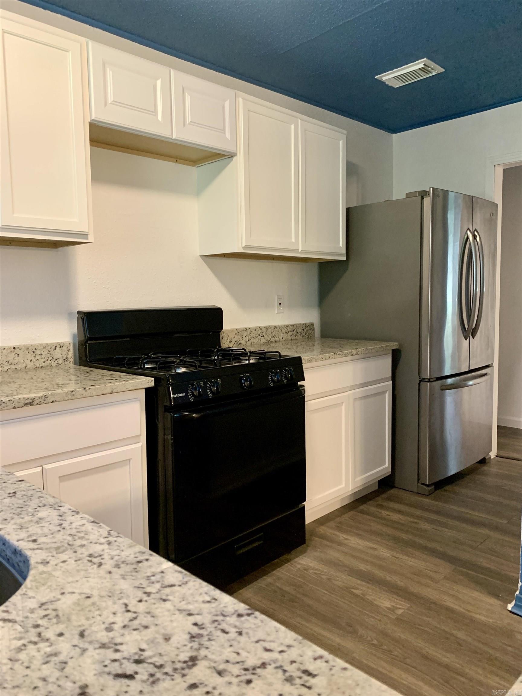 TWIN LAKES - Residential