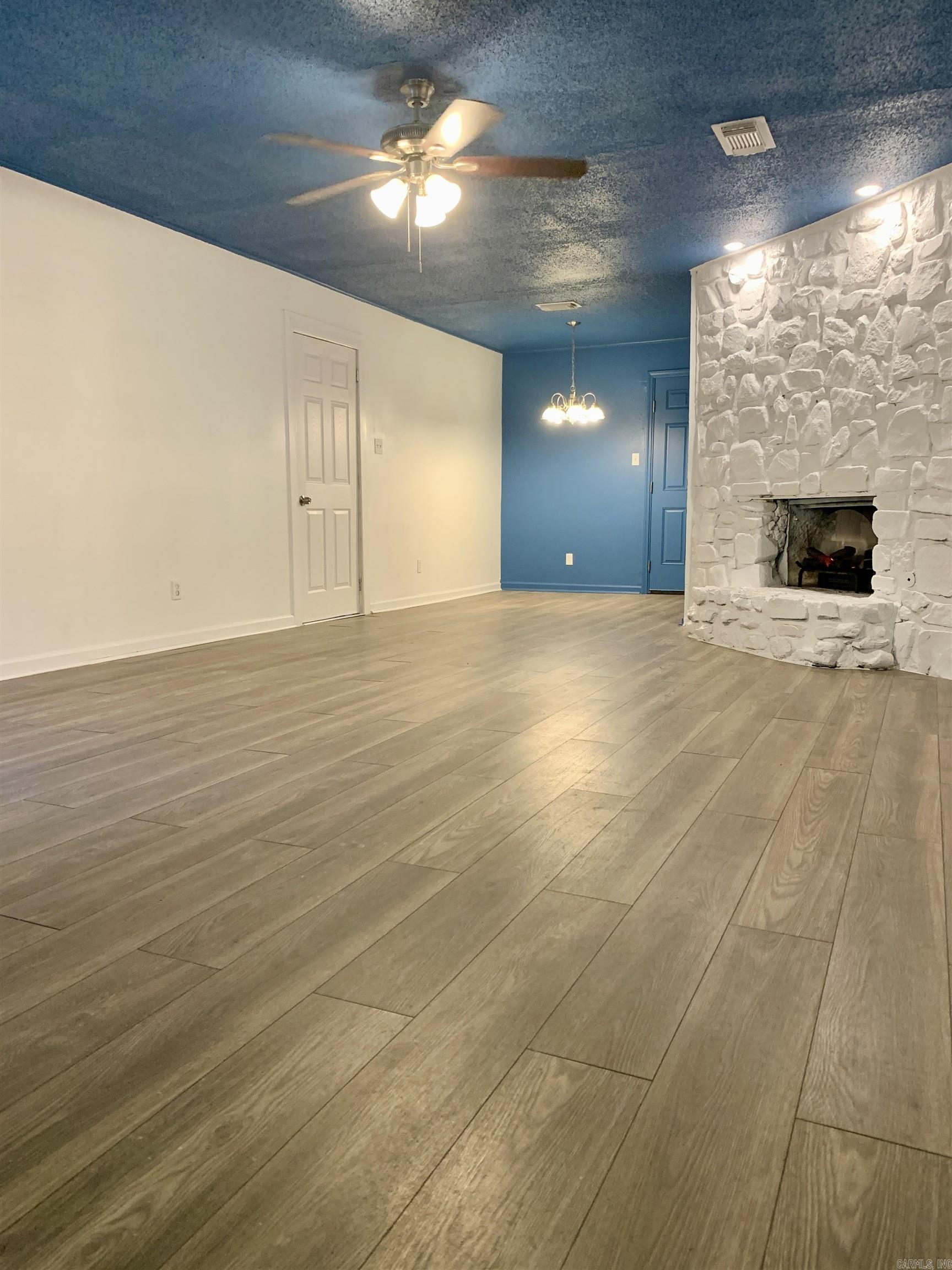 TWIN LAKES - Residential