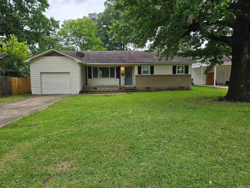 1908 Rio Grande Road in Benton, AR is a 3-bedroom, 2-bath home offering a fully fenced yard and a back deck—ideal for outdoor relaxation. The kitchen includes a provided refrigerator, and the property allows up to two pets. Well-maintained and conveniently located, this residence combines practical indoor spaces with private outdoor amenities.