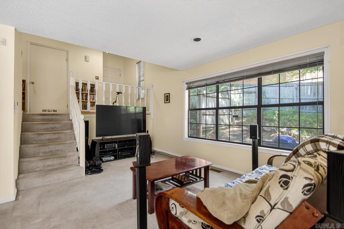 WOODLAND HILLS TO LR - Residential