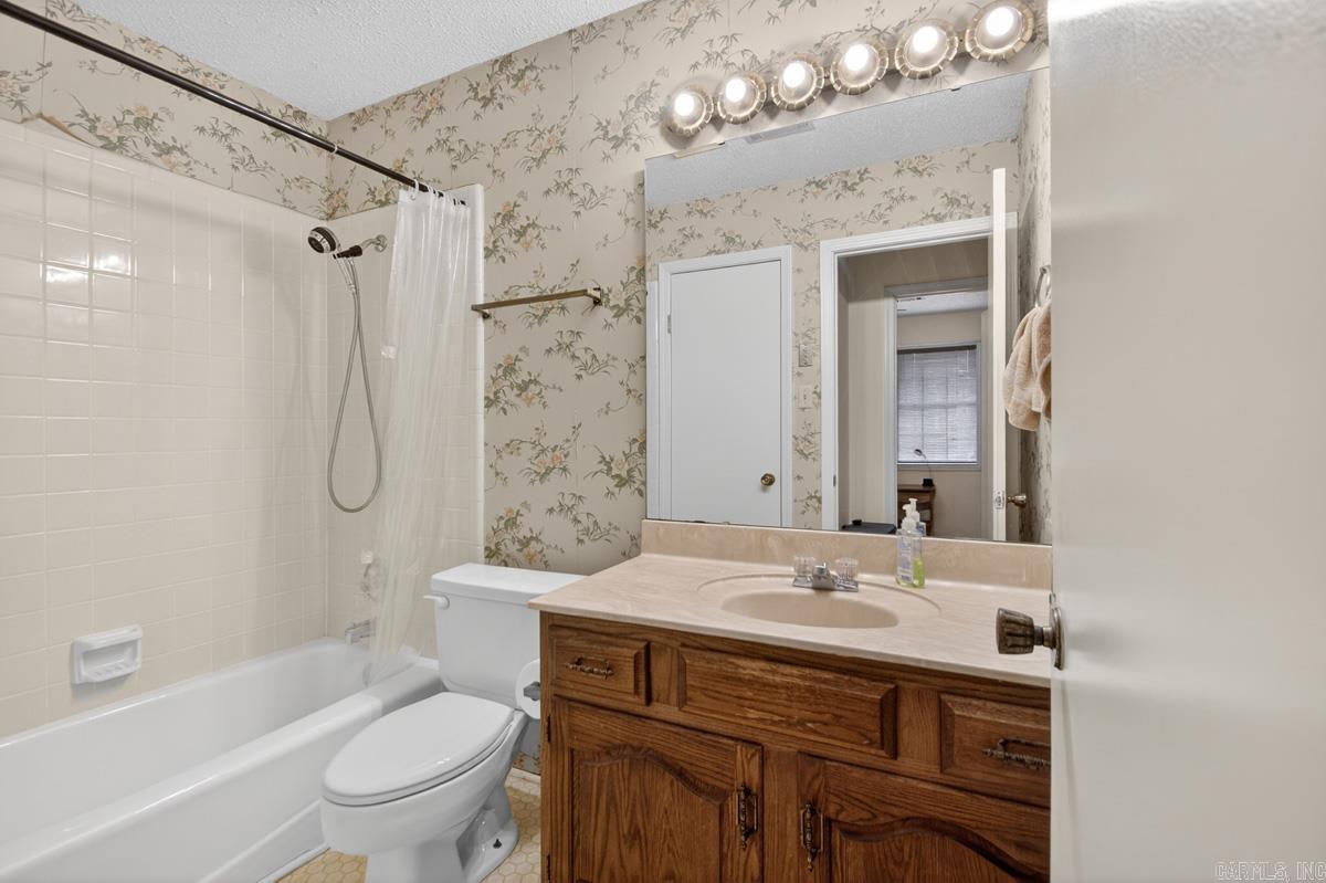 WOODLAND HILLS TO LR - Residential