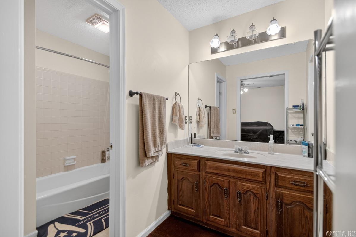 WOODLAND HILLS TO LR - Residential