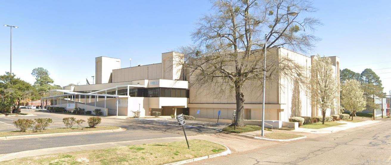 ONLINE REAL ESTATE AUCTION! SELLING REGARDLESS OF PRICE! BIDDING BEGINS FRI, OCT 17 @ 10:00AM, ENDS FRI, OCT 24TH, 10:00AM - ATTENTION INVESTORS, DOCTORS, DENTISTS, & ENTREPUNERS: Blackmon Auctions and Thomas Blackmon Realty will be auctioning this prime commercial opportunity in Texarkana online REGARDLESS OF PRICE beginning Fri, Oct 17th at 10:00am, ending Fri, Oct 24th at 10:00am! Opportunity in Texarkana! Welcome to 300 E 6th St, a versatile property located in the heart of the Texarkana, Arkansas Historic District. Whether you're looking to invest, renovate, or reimagine, this building offers a solid foundation for your next venture. Previously occupied by UAMS Medical Center. Highlights: • 59,757 SQ FT • Prime location near downtown amenities and local businesses • Spacious layout with potential for commercial use • Easy access to major roads and public transportation • Surrounded by a mix of historic charm and modern development This address is ideal for those with vision—bring your creativity and transform this space into something truly special. Texarkana is growing, and this could be your chance to grow with it. Contact agent for auction terms and registration.
