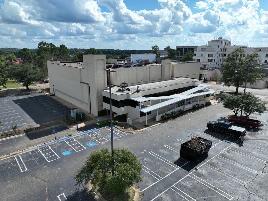 ONLINE REAL ESTATE AUCTION! SELLING REGARDLESS OF PRICE! BIDDING BEGINS FRI, OCT 17 @ 10:00AM, ENDS FRI, OCT 24TH, 10:00AM - ATTENTION INVESTORS, DOCTORS, DENTISTS, & ENTREPUNERS:  Blackmon Auctions and Thomas Blackmon Realty will be auctioning this prime commercial opportunity in Texarkana online REGARDLESS OF PRICE beginning Fri, Oct 17th at 10:00am, ending Fri, Oct 24th at 10:00am!  Opportunity in Texarkana! Welcome to 300 E 6th St, a versatile property located in the heart of the Texarkana, Arkansas Historic District. Whether you're looking to invest, renovate, or reimagine, this building offers a solid foundation for your next venture. Previously occupied by UAMS Medical Center.  Highlights: • 59,757 SQ FT • Prime location near downtown amenities and local businesses • Spacious layout with potential for commercial use • Easy access to major roads and public transportation • Surrounded by a mix of historic charm and modern development  This address is ideal for those with vision—bring your creativity and transform this space into something truly special. Texarkana is growing, and this could be your chance to grow with it.  Contact agent for auction terms and registration.