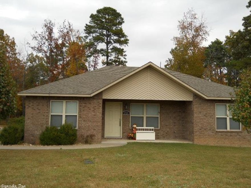 Sacrifice Price!!   Immaculate house, beautiful hardwood floors, vaulted ceiling in greatroom, covered patio access from dining area.  Ceramic tile in kitchen, baths and laundry.  split bedroom floor plaln.  Corner lot, maintenance free exterior, double garage.  convenient to shopping.  Great new subdivision.  Kitchen appliances will remain.  See agent remarks.