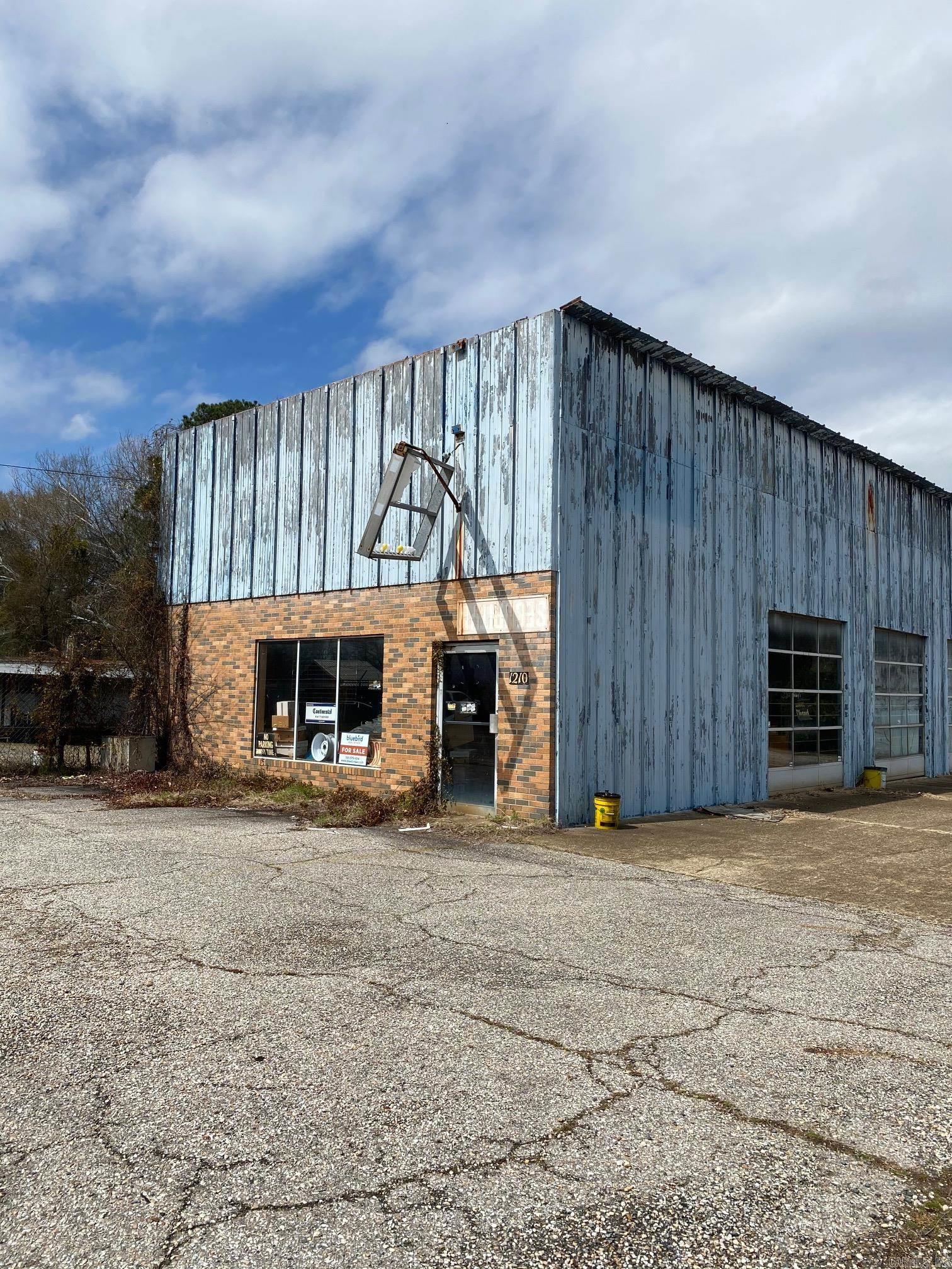 Over 5,000 feet , Shop Building, Just what you are Looking For! Lots of Potential ! Some Equipment Stays.