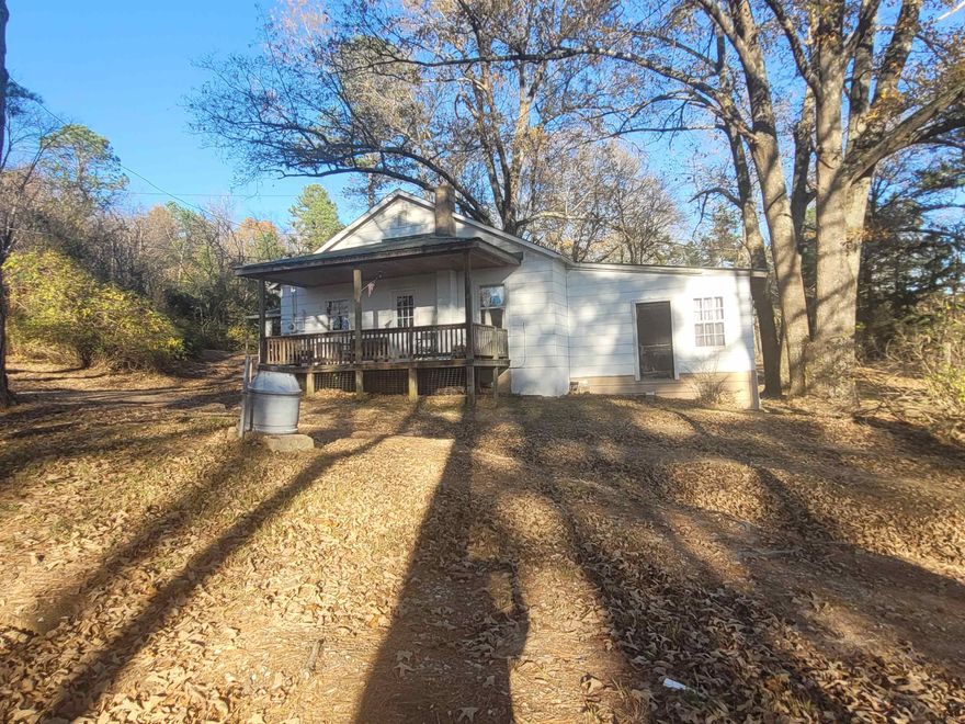Here's a fixer upper home in rural Arkansas. Located in Izard County, the home consists of 1,280 square feet with 2 bedrooms and 2 baths. The property sits on 2 acres with highway frontage and several outbuildings.