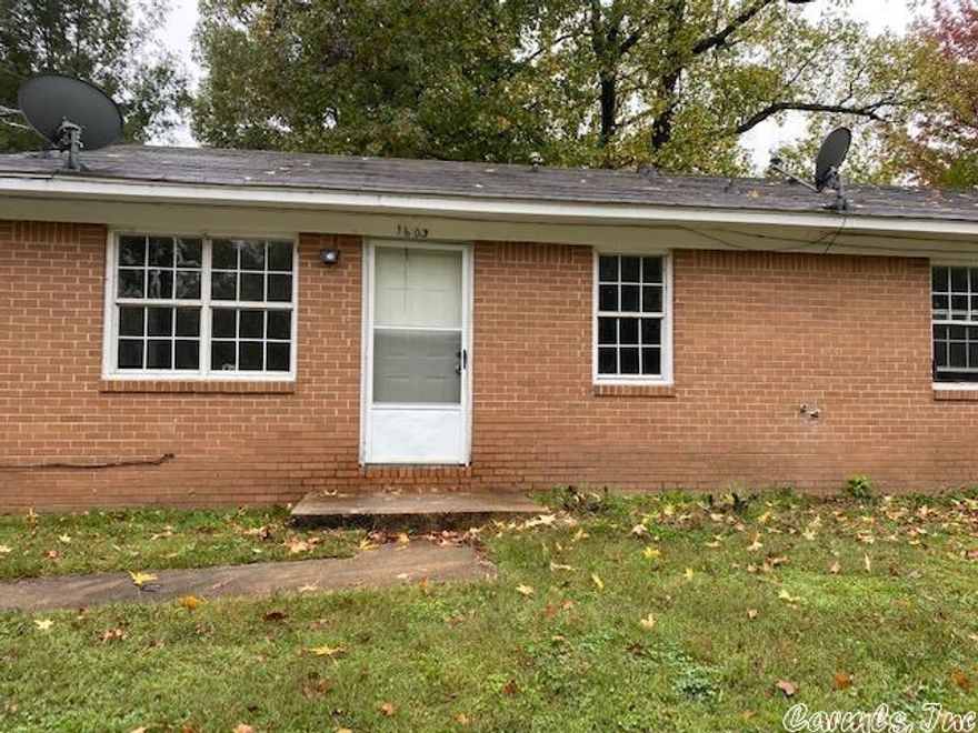 Cute 2 bedroom 1 full bath rehabbed unit in a duplex.  Owner has outfitted this unit withnew flooring, window tratments, applicance and more.  This unit rents for $850.00 a month and the deposit is $500.00. Pets are welcome with restrictions and a non refundable fee. Service animals and HUD vouchers welcome.  Tenant pays all utilites.