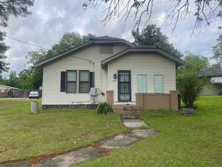 Great commercial and business opportunity with awesome road frontage. Property located near the White Hall Hwy 270 and I-530 business district. All main utilities available with city sewer possible. Home needs to be renovated but perfect size for office space!!