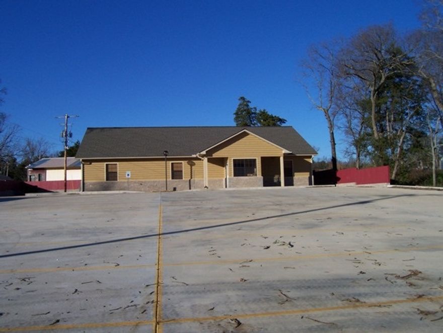 No. 01445 COMMERCIAL BUILDING DOWNTOWN MOUNTAIN VIEW FOR SALE  2,816 square foot building constructed in 2006.  Initially constructed to house a restaurant this building would be suitable for many types of retail ventures.  The open design of the building lends itself easily to revamping into office space, show room areas, etc. The two bathrooms and the building is handicap accessible.  The concrete parking area is more than sufficient.  Frontage at 903 West Main Street in Mountain View Arkansas.