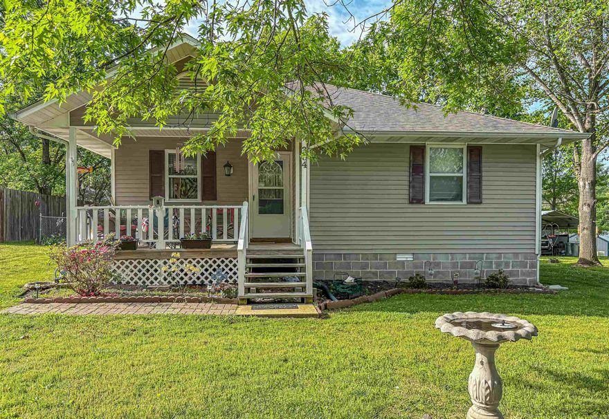 Discover your dream house! This newly renovated 3-bedroom property offers lot of comfortable living space. Featuring clean, updated, beautifully decorated. Close to the White River and Bull Shoals Lake, perfect for a VRBO move in ready, this property is perfect for those seeking a close to town neighborhood. Located in quiet subdivision, you'll enjoy convenient access to local amenities. Don't miss this opportunity to make this house your home. Contact us today to schedule a viewing!